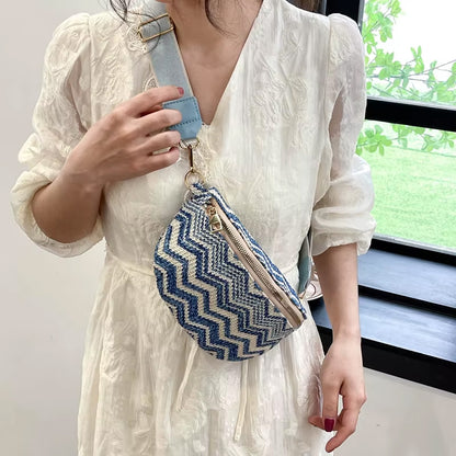 Sac banane femme chic avec motif rayé bleu et beige, idéal pour un look élégant et pratique