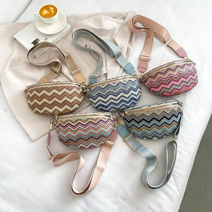 Collection de sacs banane femme chic aux motifs rayés, disponibles en plusieurs couleurs, parfaits pour un look pratique et tendance