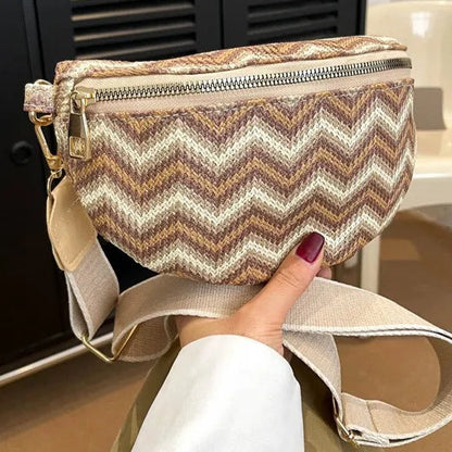Sac banane femme chic avec motif rayé en zigzag, idéal pour un look tendance et pratique au quotidien