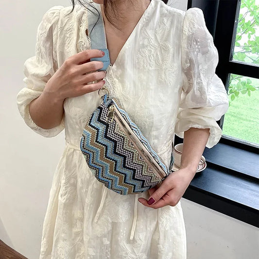 Sac banane femme chic avec motifs rayés en bleu et doré, parfait pour un style élégant et pratique.