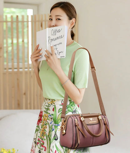 Sac femme style haut de gamme en cuir haut de gamme porté par une femme avec un livre