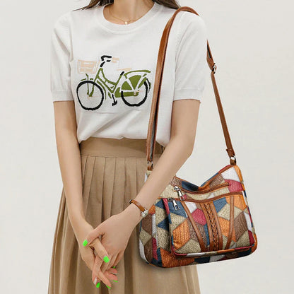 Sac vintage femme en cuir avec un design élégant, porté à l'épaule par une femme en haut chic.