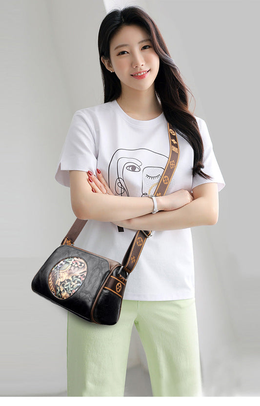 Sac femme design original de VANDERWAH en cuir, porté par une femme souriante avec un t-shirt blanc et un fond neutre