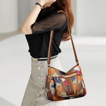 Sac vintage femme en cuir avec design élégant, porté à l'épaule, idéal pour un look chic et moderne