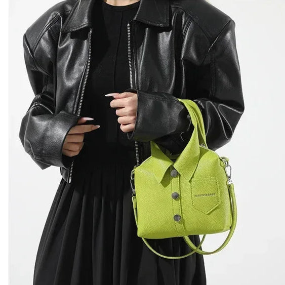 Sac main tendance femme en vert fluo, chic et moderne, porté avec une veste en cuir pour un style audacieux