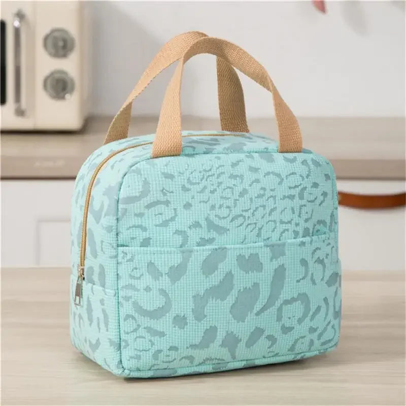 Sac isotherme tissu de couleur turquoise avec motif léopard et anses en toile, idéal pour le déjeuner