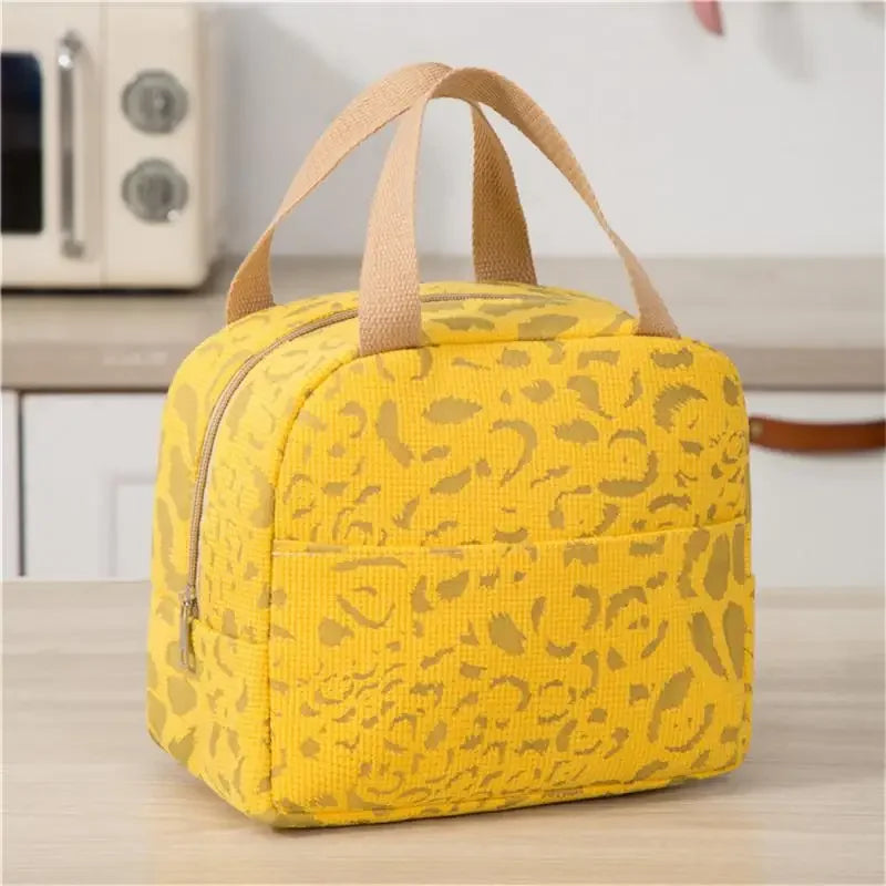 Sac isotherme tissu jaune avec motif léopard et poignée confortable, parfait pour le déjeuner en extérieur