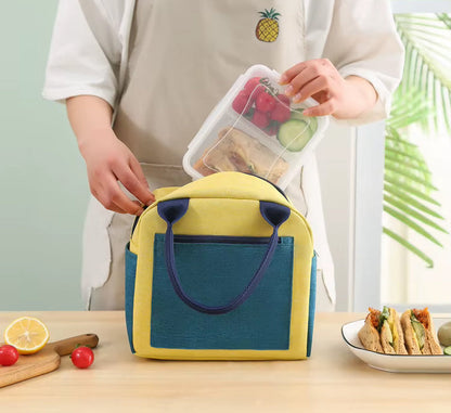 Sac isotherme enfants coloré jaune et bleu, parfait pour le déjeuner, avec un contenant en main
