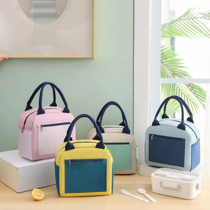Quatre sacs isothermes enfants colorés avec des poignées et une poche avant, idéal pour le déjeuner scolaire