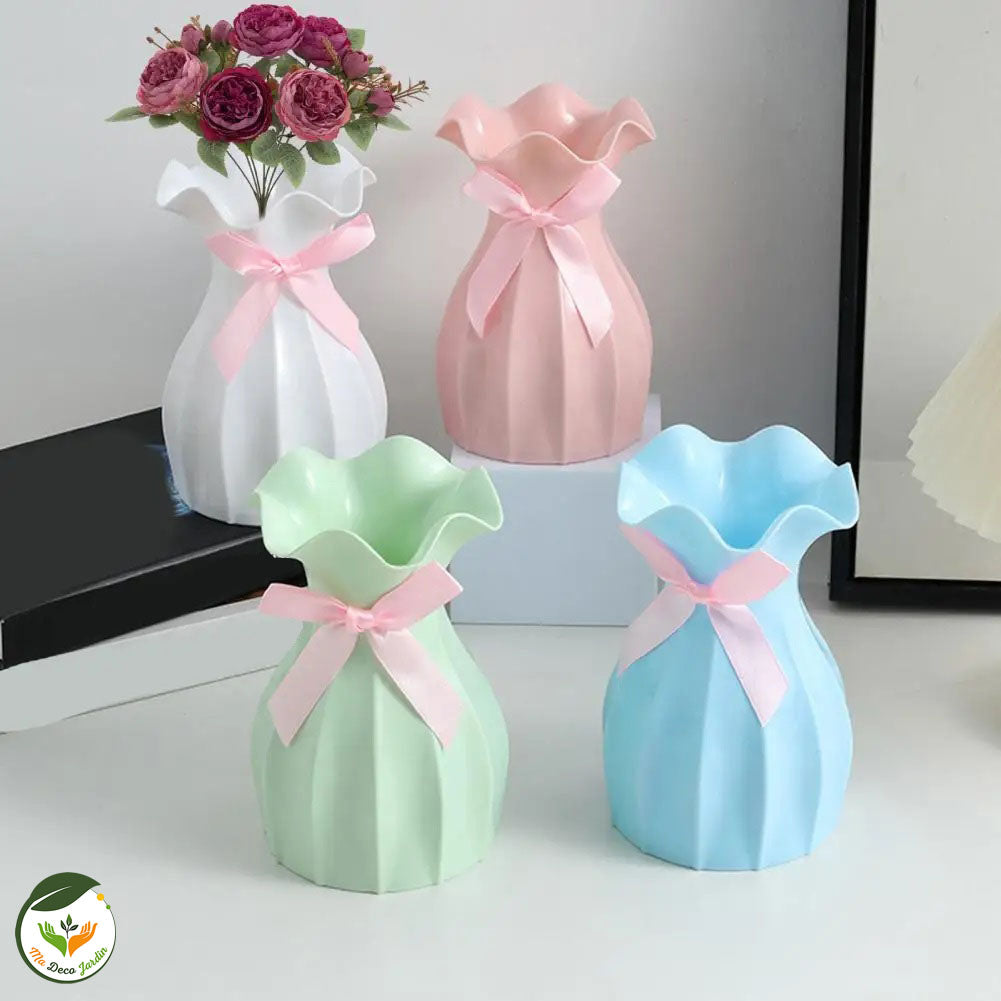 Quatre vases à fleurs design élégants en pastel avec des nœuds en satin, parfaits pour la décoration de la maison.