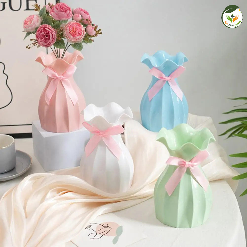 Quatre vases à fleurs design de la collection BLUELANS, colorés pastel avec un nœud en satin, parfaits pour décorer votre intérieur