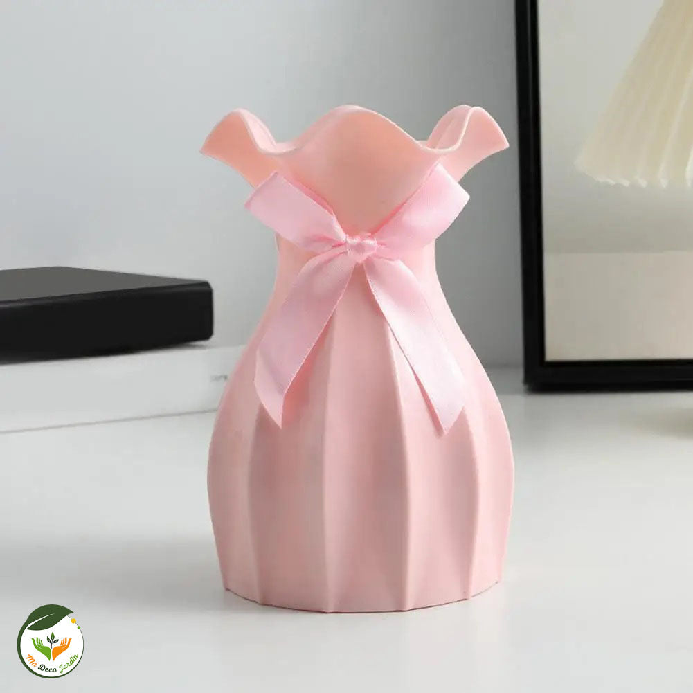 Vase à fleurs design élégant en rose avec un nœud en satin, idéal pour embellir votre décoration intérieure.