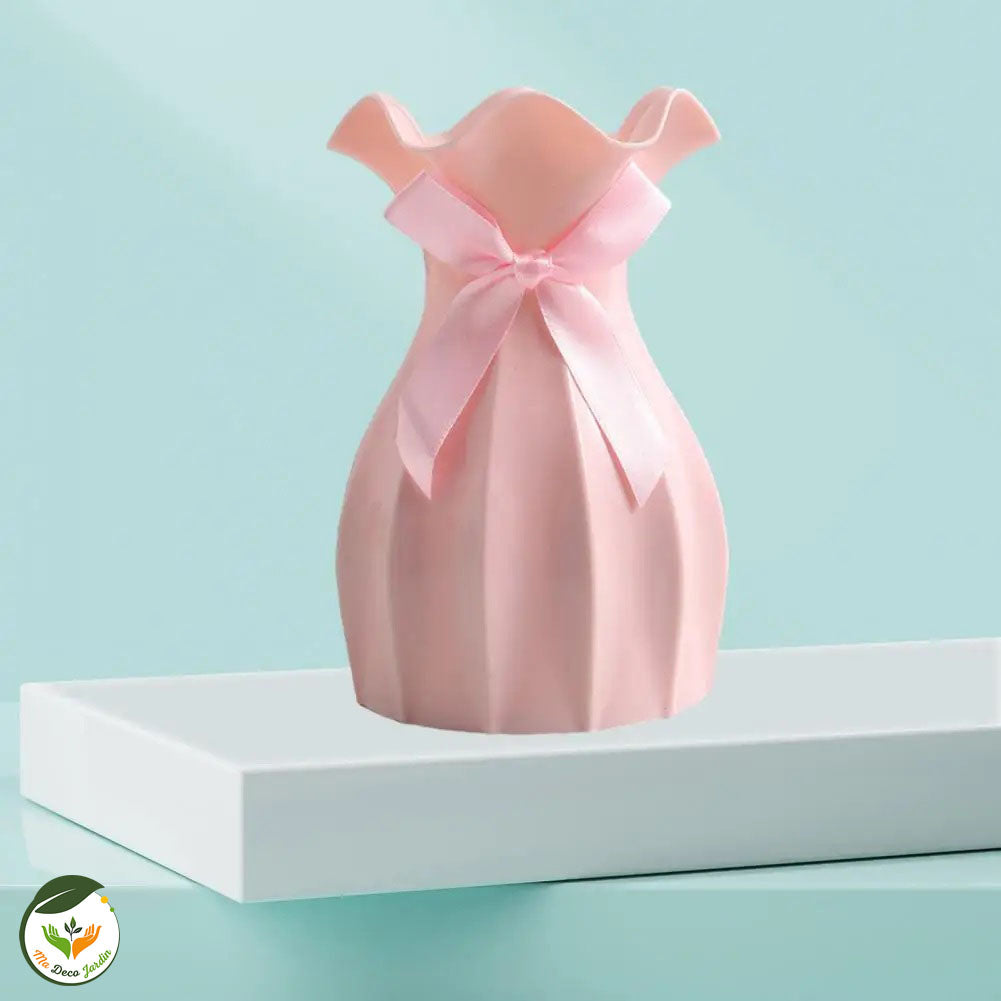 Vase à fleurs design élégant en rose avec un nœud en satin, parfait pour des arrangements floraux modernes