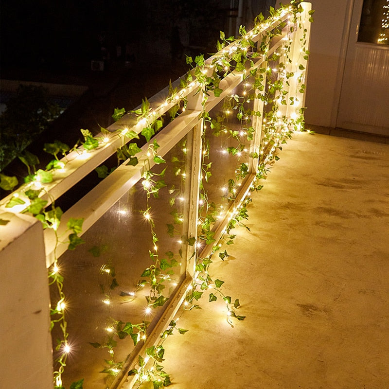 Guirlande solaire exterieur avec lumières scintillantes et feuillage, idéale pour créer une ambiance jardin chaleureuse