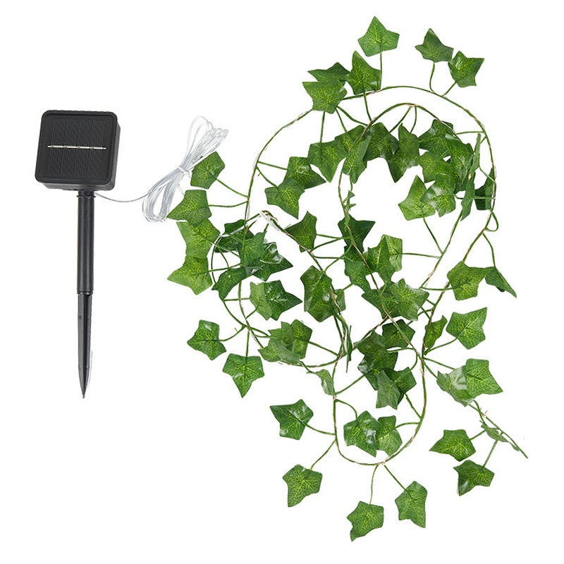 Guirlande solaire exterieur avec des feuilles vertes et un panneau solaire pour un éclairage d'ambiance dans le jardin