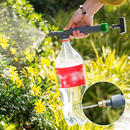 Pompe haute pression jardin en main, arrosant des fleurs avec une bouteille en plastique comme réservoir d'eau