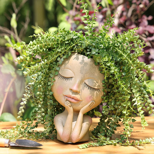 Pot de fleurs en visage de femme