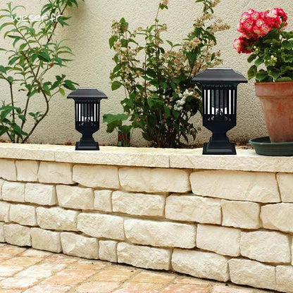 Deux lampes anti moustique JARDIN noires sur pierre, idéales pour l'extérieur, ajoutent une touche décorative au jardin.