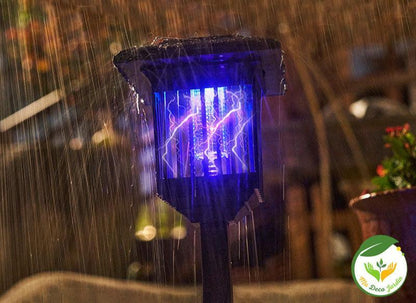 Lampe anti moustique JARDIN éclairant un espace extérieur sous la pluie, avec lumière bleue et design élégant