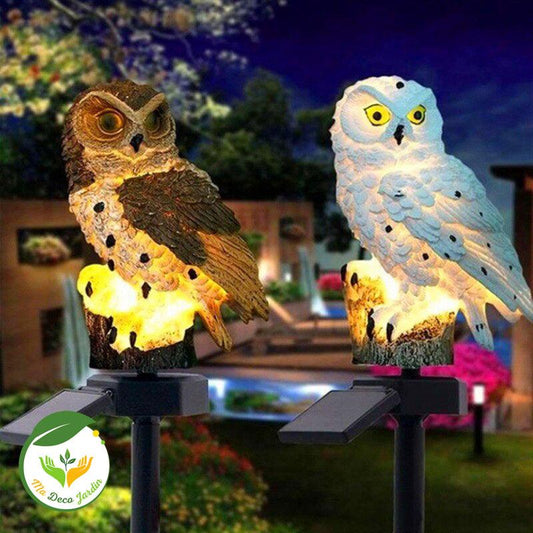 Deux lampes LED solaires extérieures en forme de chouettes éclairées, parfaites pour décorer votre jardin la nuit.